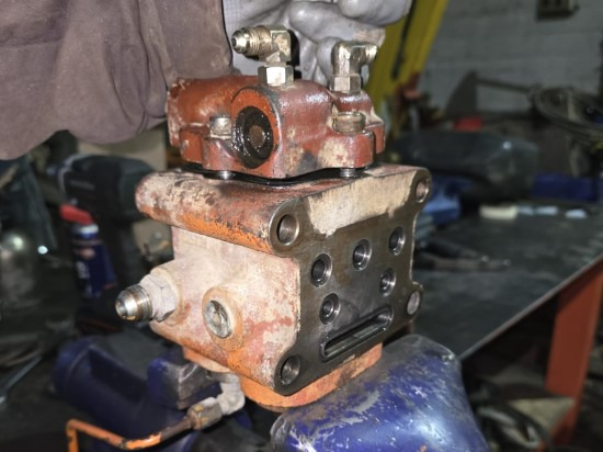 FIAT HITACHI / FIAT ALLIS FD255, FL10E, FD145, FD14E, FD175, FL175 (DISTRIBUIDOR DE GIRO) - Katup hidrolik untuk Peralatan konstruksi: gambar 4 FIAT HITACHI / FIAT ALLIS FD255, FL10E, FD145, FD14E, FD175, FL175 (DISTRIBUIDOR DE GIRO) - Katup hidrolik untuk Peralatan konstruksi: gambar 4