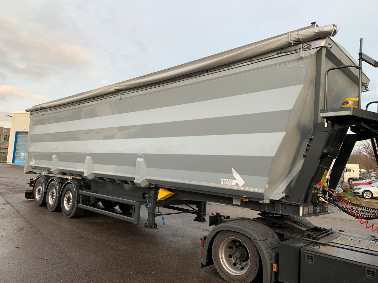 Stas ferroSTAR 68 cbm - Semi-trailer jungkit: gambar 1 Stas ferroSTAR 68 cbm - Semi-trailer jungkit: gambar 1