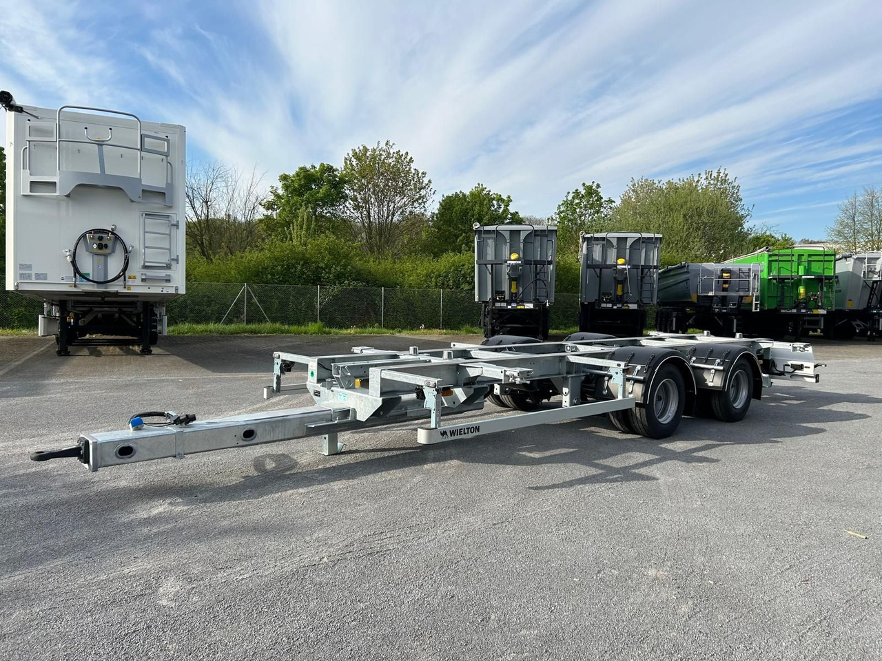 Wielton BDF Anhänger VOLUME Abstellhöhe 920-1020 mm Wielton BDF Anhänger VOLUME Abstellhöhe 920-1020 mm - Trailer pengangkut mobil: gambar 1 Wielton BDF Anhänger VOLUME Abstellhöhe 920-1020 mm Wielton BDF Anhänger VOLUME Abstellhöhe 920-1020 mm - Trailer pengangkut mobil: gambar 1