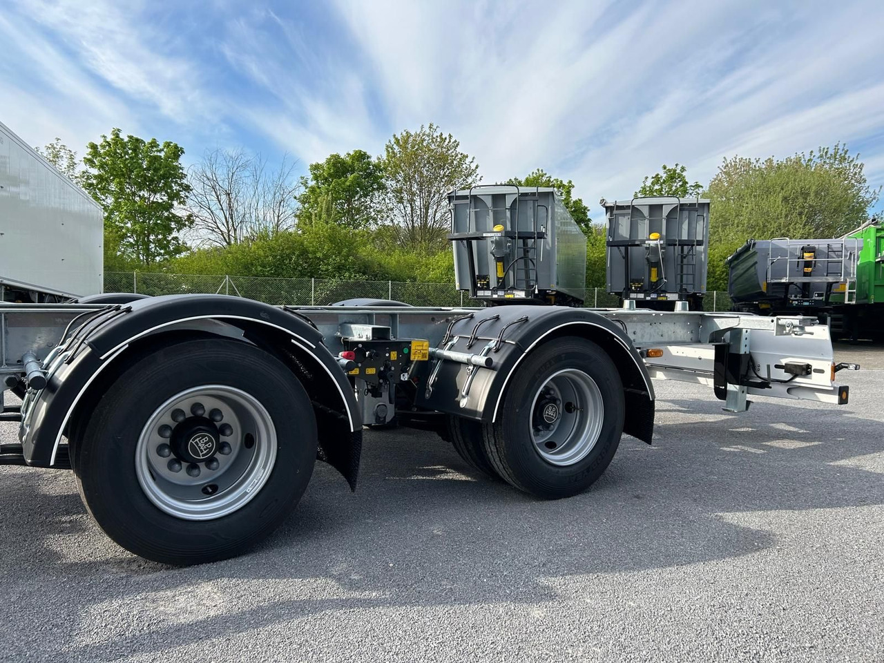 Wielton BDF Anhänger VOLUME Abstellhöhe 920-1020 mm Wielton BDF Anhänger VOLUME Abstellhöhe 920-1020 mm - Trailer pengangkut mobil: gambar 4 Wielton BDF Anhänger VOLUME Abstellhöhe 920-1020 mm Wielton BDF Anhänger VOLUME Abstellhöhe 920-1020 mm - Trailer pengangkut mobil: gambar 4