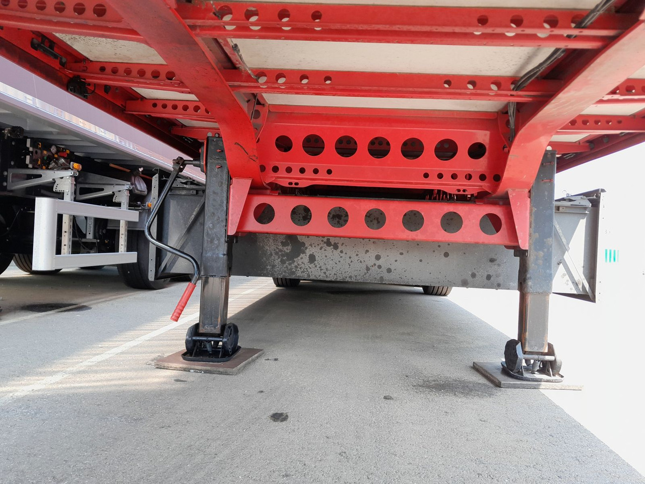 Wielton Strong Light Schiebeplanensattel NS3K - Semi-trailer dengan terpal samping: gambar 5 Wielton Strong Light Schiebeplanensattel NS3K - Semi-trailer dengan terpal samping: gambar 5