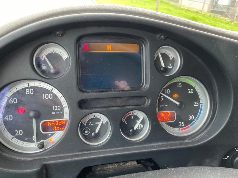 Truk jungkit, Truk derek DAF LF 45 kipper + crane: gambar 18