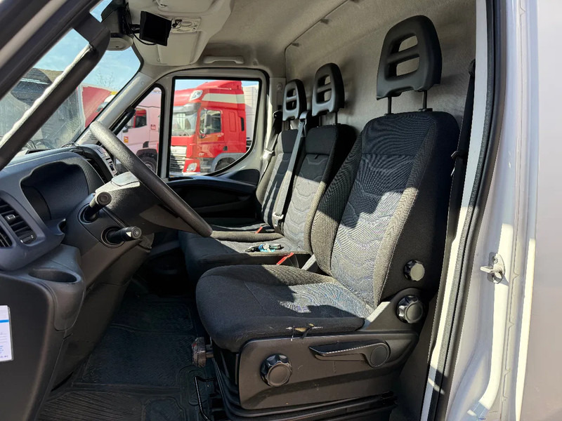 Interior photo 1: Van berpendingin Iveco Daily 70 70c180