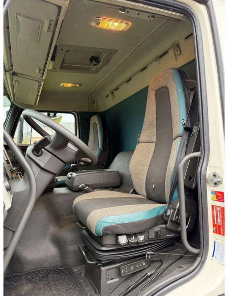 Interior photo 1: Truk berpendingin Volvo FM 330 chereau 2015 + carrier 850