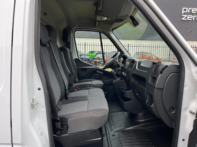 Interior photo 1: Van panel Renault Master 130.35 L2 H2 2.3 Dci, 130 pk, Euro 6, Nav, Airco,