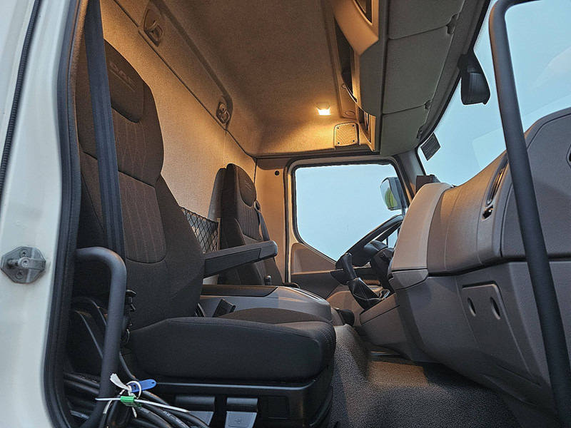 Interior photo 1: Truk box DAF LF 230 19T MANUAL AIRCO