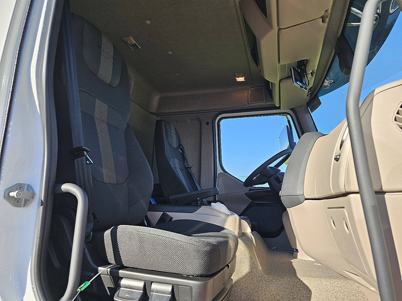 Interior photo 1: Truk sasis DAF XB 290 19T WB 530 NEW Interior photo 1: Truk sasis DAF XB 290 19T WB 530 NEW