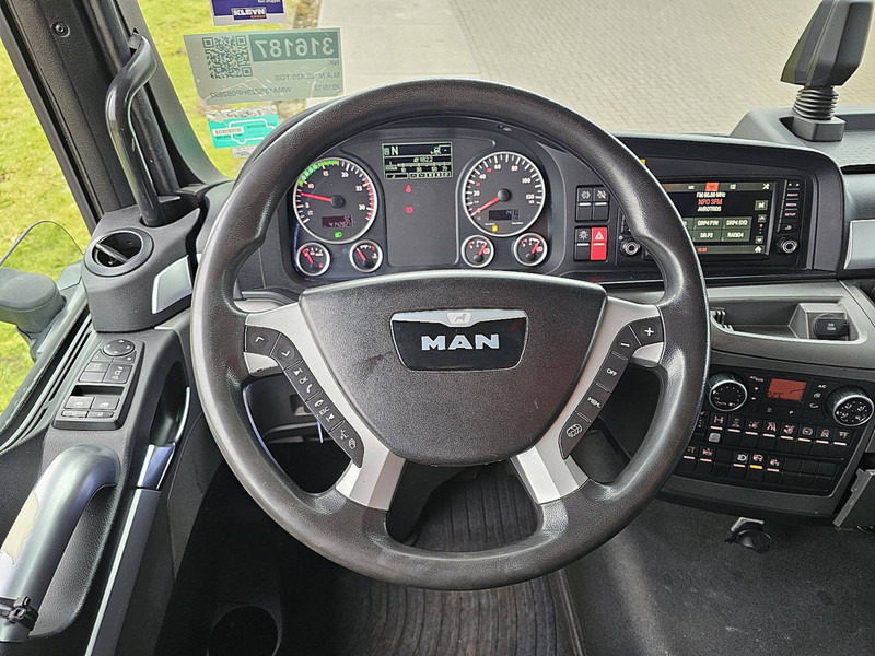 Interior photo 2: Truk box MAN 26.420 TGS 6X2-4 BL 2.5T LIFT