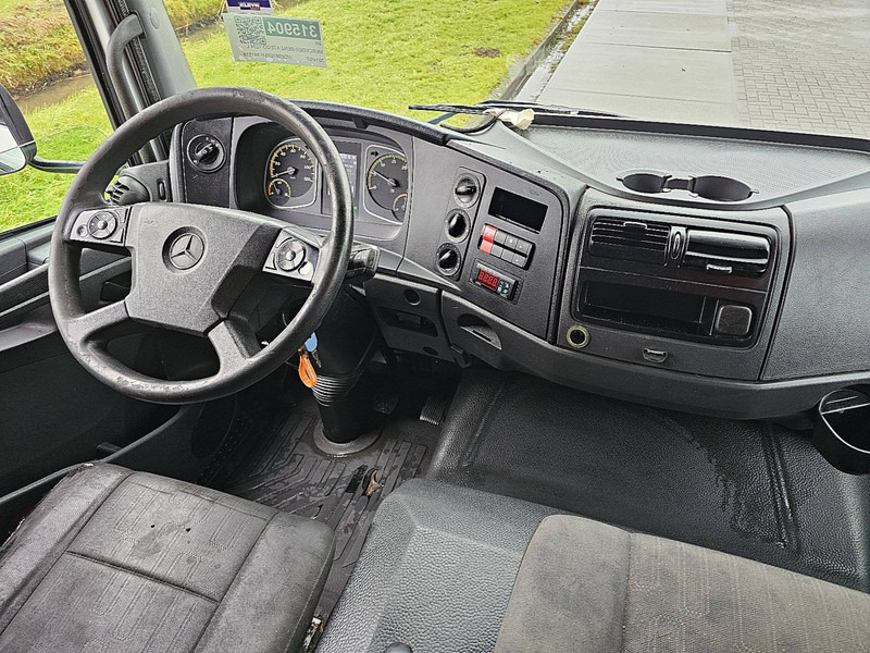 Interior photo 2: Truk berpendingin Mercedes-Benz ATEGO 1224 L 3 SEATS LIFT AIRCO