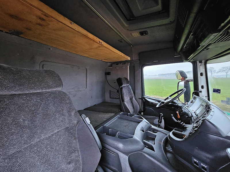 Interior photo 2: Truk flatbed Scania P124.420 CP19 6X2 MANUAL