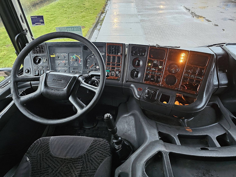 Interior photo 1: Truk flatbed Scania P124.420 CP19 6X2 MANUAL