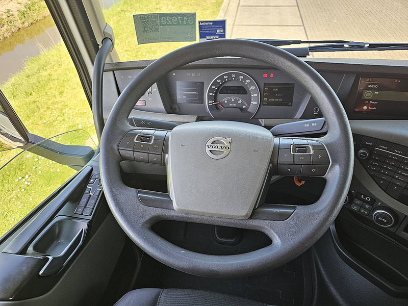 Interior photo 2: Tractor head Volvo FH 500