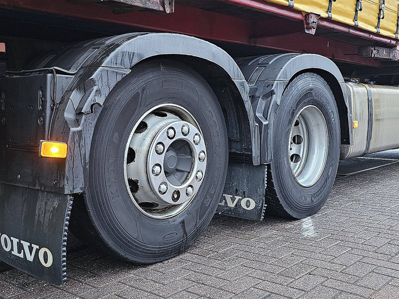 Truk dengan terpal samping Volvo FH 500 xl: gambar 18 Truk dengan terpal samping Volvo FH 500 xl: gambar 18