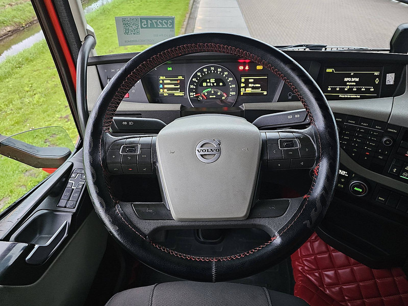 Truk dengan terpal samping Volvo FH 500 xl: gambar 13 Truk dengan terpal samping Volvo FH 500 xl: gambar 13