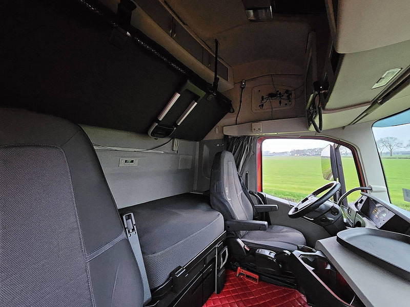 Truk dengan terpal samping Volvo FH 500 xl: gambar 15 Truk dengan terpal samping Volvo FH 500 xl: gambar 15