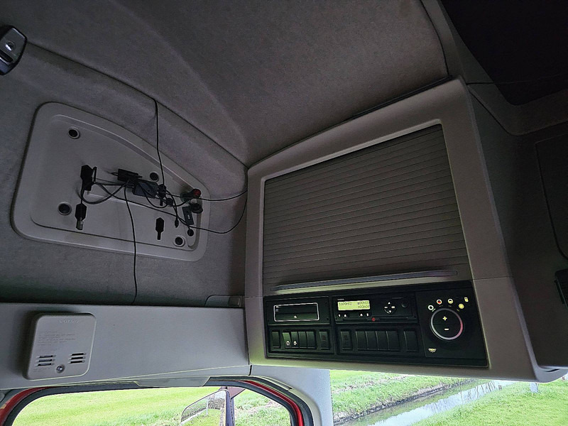 Truk dengan terpal samping Volvo FH 500 xl: gambar 11 Truk dengan terpal samping Volvo FH 500 xl: gambar 11