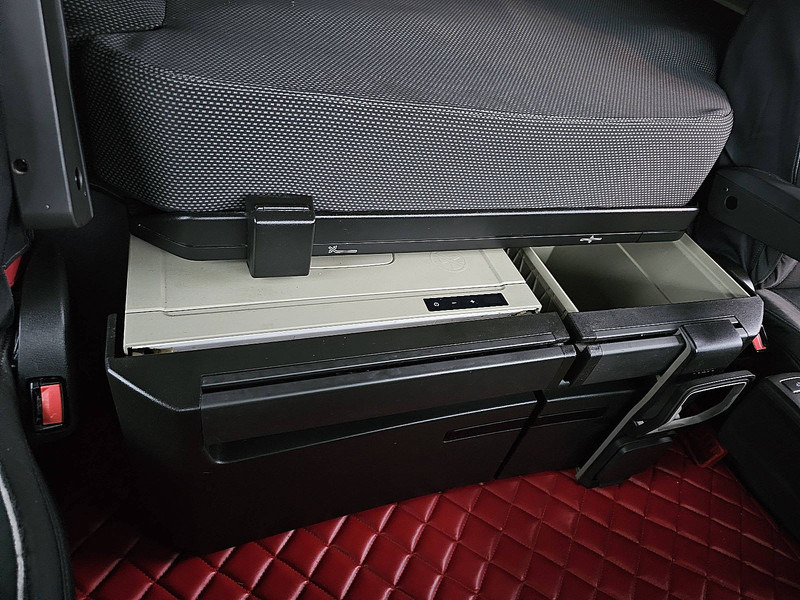 Truk dengan terpal samping Volvo FH 500 xl: gambar 10 Truk dengan terpal samping Volvo FH 500 xl: gambar 10