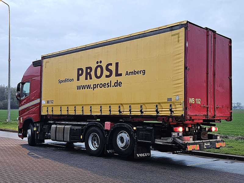 Truk dengan terpal samping Volvo FH 500 xl: gambar 6 Truk dengan terpal samping Volvo FH 500 xl: gambar 6