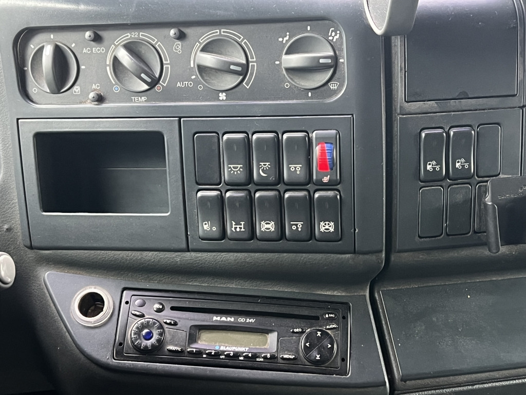 MAN TGA 26.440 6x2 LL Retarder Kran Palfinger 20002 - Truk dengan terpal samping, Truk derek: gambar 2 MAN TGA 26.440 6x2 LL Retarder Kran Palfinger 20002 - Truk dengan terpal samping, Truk derek: gambar 2