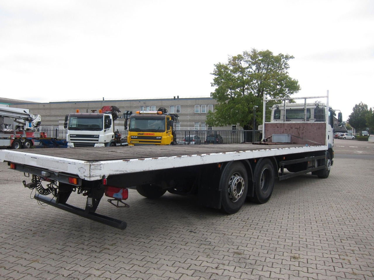 MAN TGM 26 340 6X2*4 BL Plateau Manual - Truk flatbed: gambar 5 MAN TGM 26 340 6X2*4 BL Plateau Manual - Truk flatbed: gambar 5