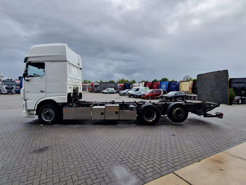 DAF XF 530 SuperSpaceCab 6x2*4 - Chassis 740 cm - Loadlift - Steering axle - Leather - - Truk sasis: gambar 4 DAF XF 530 SuperSpaceCab 6x2*4 - Chassis 740 cm - Loadlift - Steering axle - Leather - - Truk sasis: gambar 4
