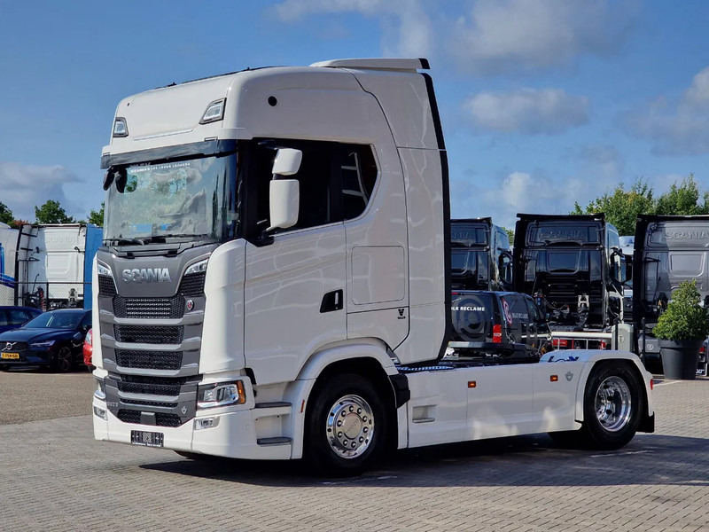 Scania 590S V8 NGS Highline 4x2 - New - Facelift - Full spec - Retarder - Leather - Full air - Tractor head: gambar 3 Scania 590S V8 NGS Highline 4x2 - New - Facelift - Full spec - Retarder - Leather - Full air - Tractor head: gambar 3