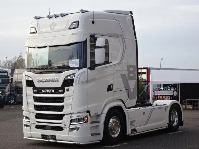 Scania 590S V8 NGS Highline 4x2 - New - Retarder - Leather - Alloy wheels Led - Navi - NEW! - Tractor head: gambar 3 Scania 590S V8 NGS Highline 4x2 - New - Retarder - Leather - Alloy wheels Led - Navi - NEW! - Tractor head: gambar 3