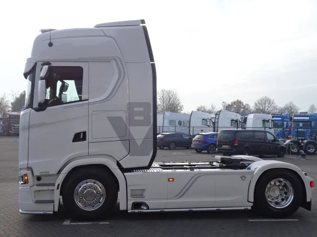 Scania 590S V8 NGS Highline 4x2 - New - Retarder - Leather - Alloy wheels Led - Navi - NEW! - Tractor head: gambar 4 Scania 590S V8 NGS Highline 4x2 - New - Retarder - Leather - Alloy wheels Led - Navi - NEW! - Tractor head: gambar 4