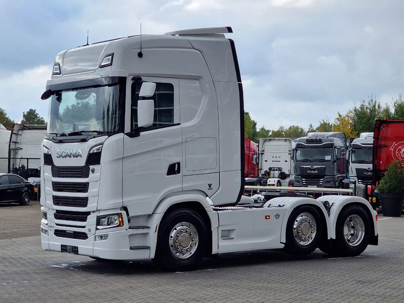 Scania 770S V8 NGS Highline 6x2/4 - New - Old dashboard - Full spec - Retarder - Night clima - Led - Leather - Navi - Tractor head: gambar 3 Scania 770S V8 NGS Highline 6x2/4 - New - Old dashboard - Full spec - Retarder - Night clima - Led - Leather - Navi - Tractor head: gambar 3
