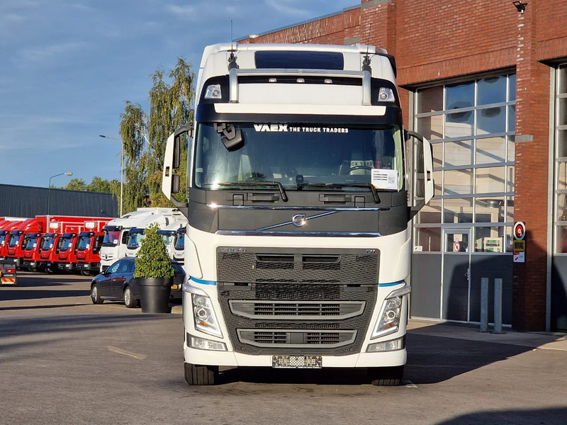 Volvo FH 13.500 Globetrotter XL 6x2 - Full air - 3.20 WB - MA VIN - Low KM - Leather - Tractor head: gambar 2 Volvo FH 13.500 Globetrotter XL 6x2 - Full air - 3.20 WB - MA VIN - Low KM - Leather - Tractor head: gambar 2