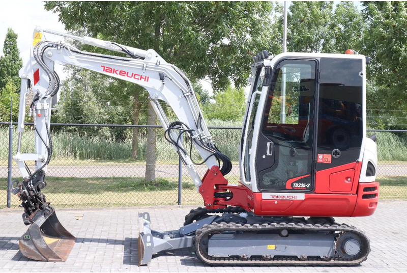Takeuchi TB235-2 | TREE CUTTER | GRAB | TILT + 5 ATTACHMENTS - Ekskavator mini: gambar 3 Takeuchi TB235-2 | TREE CUTTER | GRAB | TILT + 5 ATTACHMENTS - Ekskavator mini: gambar 3