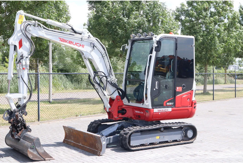 Takeuchi TB235-2 | TREE CUTTER | GRAB | TILT + 5 ATTACHMENTS - Ekskavator mini: gambar 2 Takeuchi TB235-2 | TREE CUTTER | GRAB | TILT + 5 ATTACHMENTS - Ekskavator mini: gambar 2