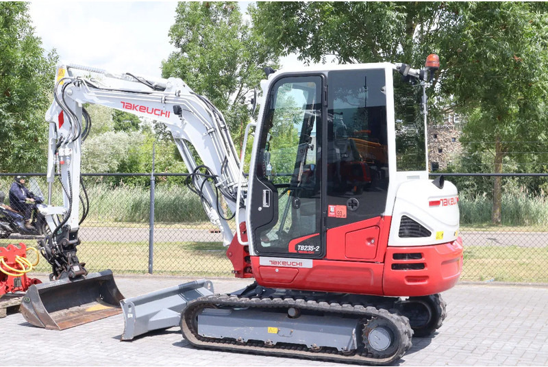 Takeuchi TB235-2 | TREE CUTTER | GRAB | TILT + 5 ATTACHMENTS - Ekskavator mini: gambar 4 Takeuchi TB235-2 | TREE CUTTER | GRAB | TILT + 5 ATTACHMENTS - Ekskavator mini: gambar 4