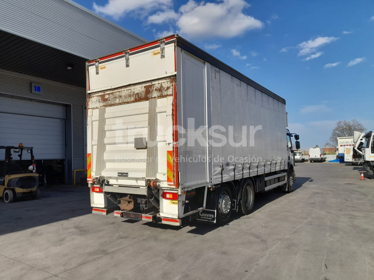 RENAULT D320.26 ejes 6x2*4 - Truk dengan terpal samping: gambar 3 RENAULT D320.26 ejes 6x2*4 - Truk dengan terpal samping: gambar 3