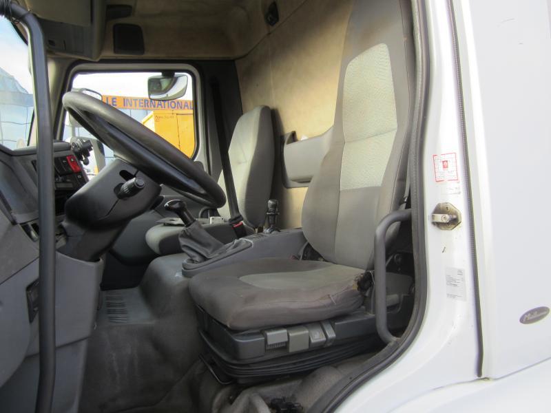 Interior photo 1: Truk dengan terpal samping Renault Midlum 180 DCI