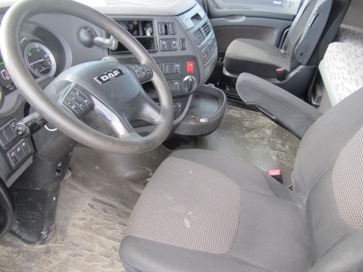 Interior photo 1: Tractor head DAF XF105 460