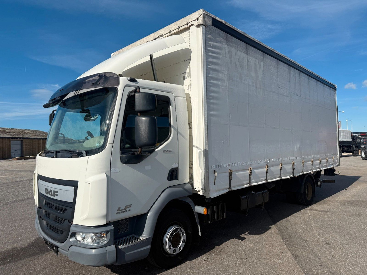 DAF LF 45 /220 4x2 Curtainsider and Taillift Euro 6 - Truk dengan terpal samping: gambar 1 DAF LF 45 /220 4x2 Curtainsider and Taillift Euro 6 - Truk dengan terpal samping: gambar 1