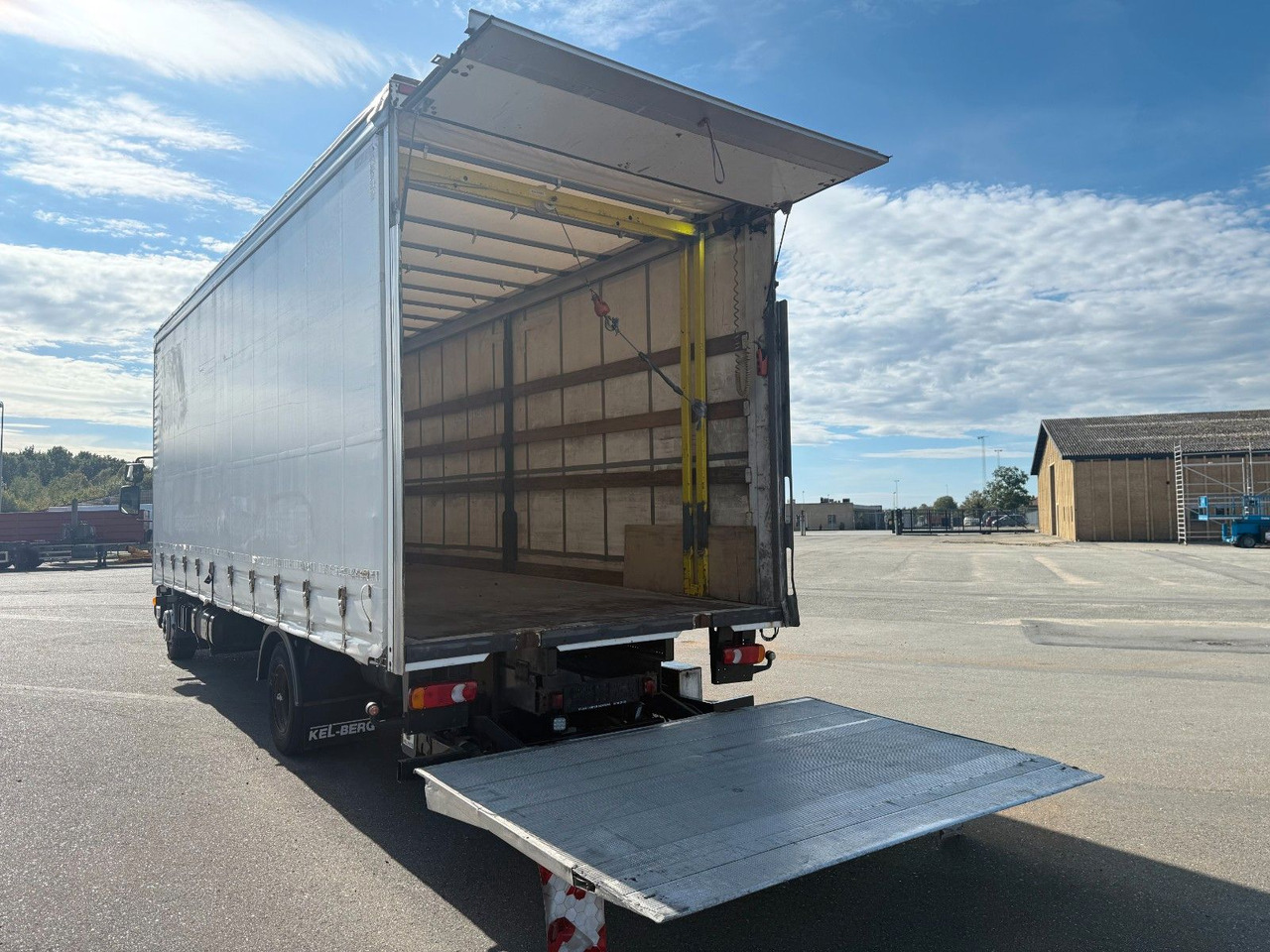 DAF LF 45 /220 4x2 Curtainsider and Taillift Euro 6 - Truk dengan terpal samping: gambar 5 DAF LF 45 /220 4x2 Curtainsider and Taillift Euro 6 - Truk dengan terpal samping: gambar 5