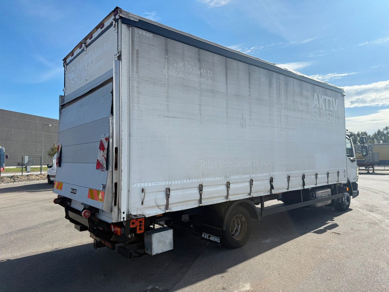 DAF LF 45 /220 4x2 Curtainsider and Taillift Euro 6 - Truk dengan terpal samping: gambar 3 DAF LF 45 /220 4x2 Curtainsider and Taillift Euro 6 - Truk dengan terpal samping: gambar 3