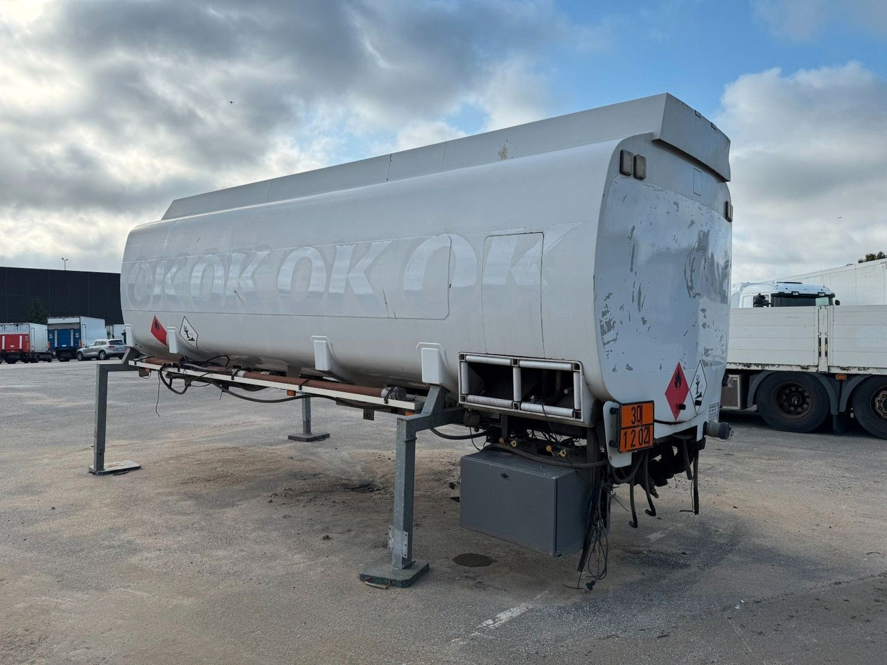 HMK Bilcon 23.800 L ADR Tank - Truk tangki: gambar 4 HMK Bilcon 23.800 L ADR Tank - Truk tangki: gambar 4