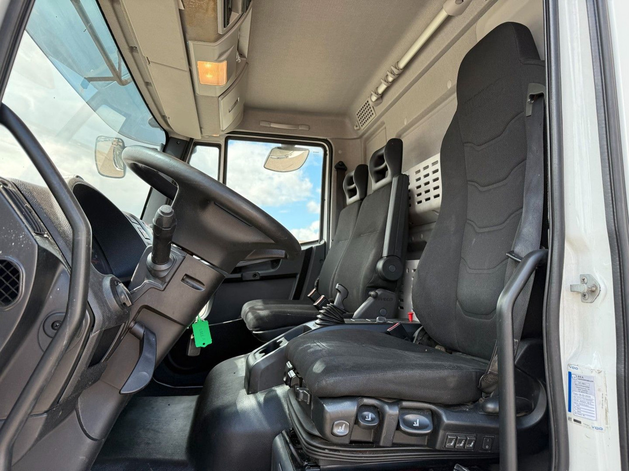 Iveco 180E32 4x2 Schmitz / Thermo King T-1200R Spectru Iveco 180E32 4x2 Schmitz / Thermo King T-1200R Spectru - Truk berpendingin: gambar 5 Iveco 180E32 4x2 Schmitz / Thermo King T-1200R Spectru Iveco 180E32 4x2 Schmitz / Thermo King T-1200R Spectru - Truk berpendingin: gambar 5