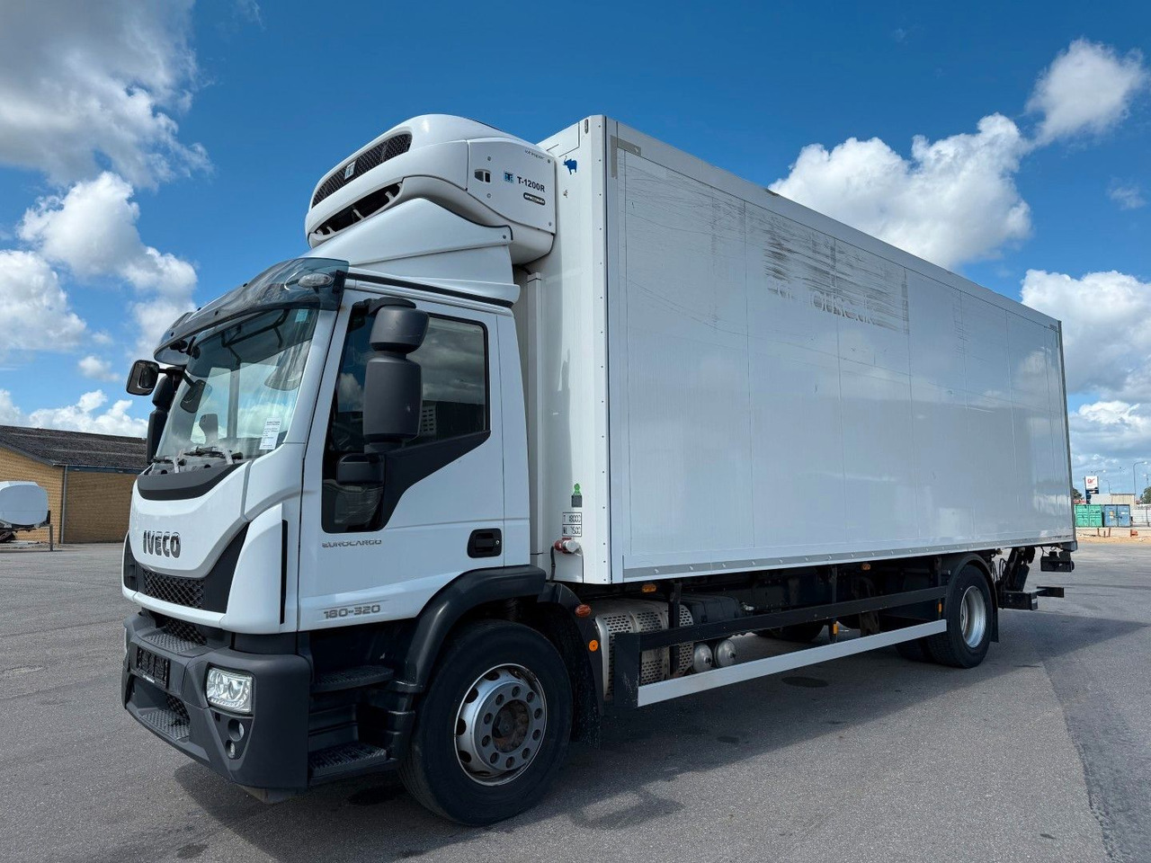 Iveco 180E32 4x2 Schmitz / Thermo King T-1200R Spectru Iveco 180E32 4x2 Schmitz / Thermo King T-1200R Spectru - Truk berpendingin: gambar 1 Iveco 180E32 4x2 Schmitz / Thermo King T-1200R Spectru Iveco 180E32 4x2 Schmitz / Thermo King T-1200R Spectru - Truk berpendingin: gambar 1