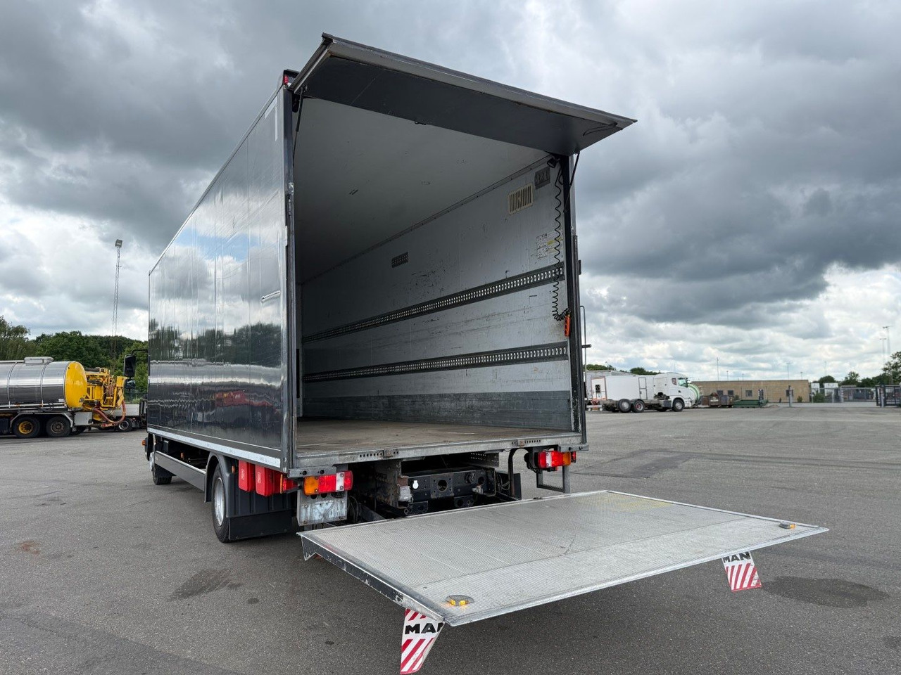 MAN TGL 12.250 Euro 6 Closed box / Koffer 7.20 m. - Truk box: gambar 5 MAN TGL 12.250 Euro 6 Closed box / Koffer 7.20 m. - Truk box: gambar 5