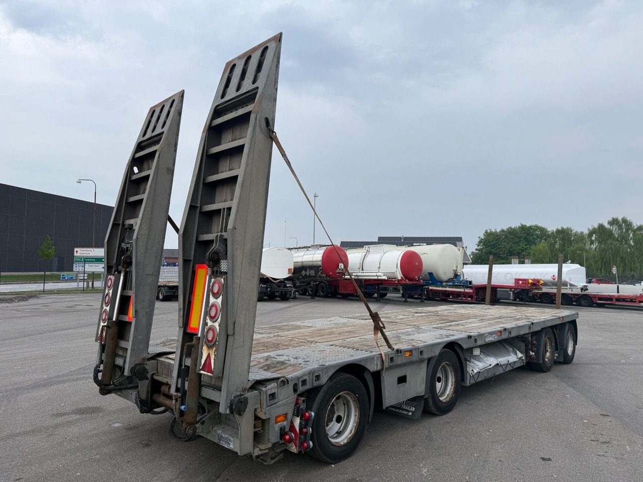 MTDK 4 Achsen 30 t. Maschinen Hydr. rampen - Trailer low bed: gambar 3 MTDK 4 Achsen 30 t. Maschinen Hydr. rampen - Trailer low bed: gambar 3