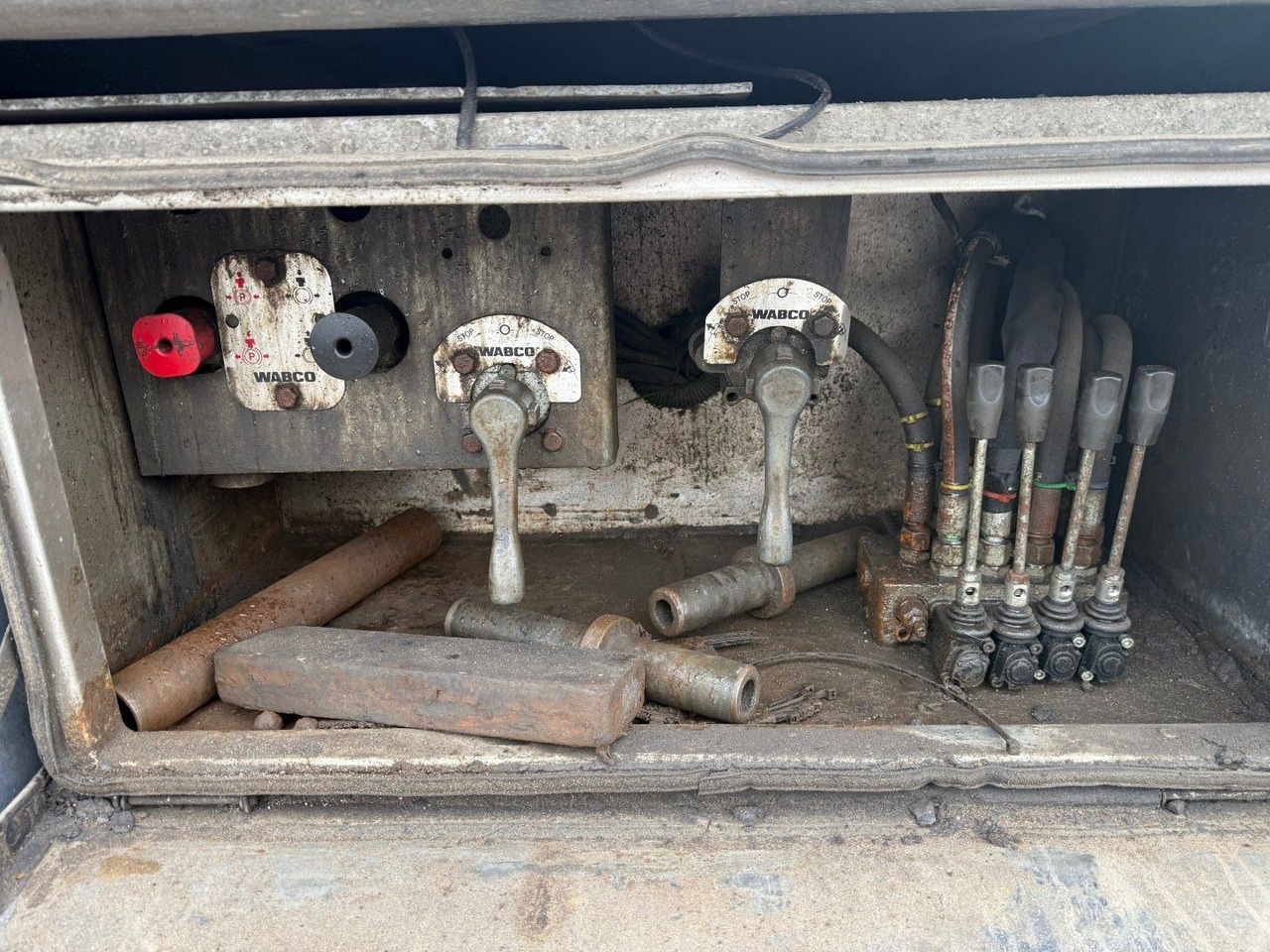 Trailer low bed MTDK 4 Achsen 30 t. Maschinen Hydr. rampen: gambar 9