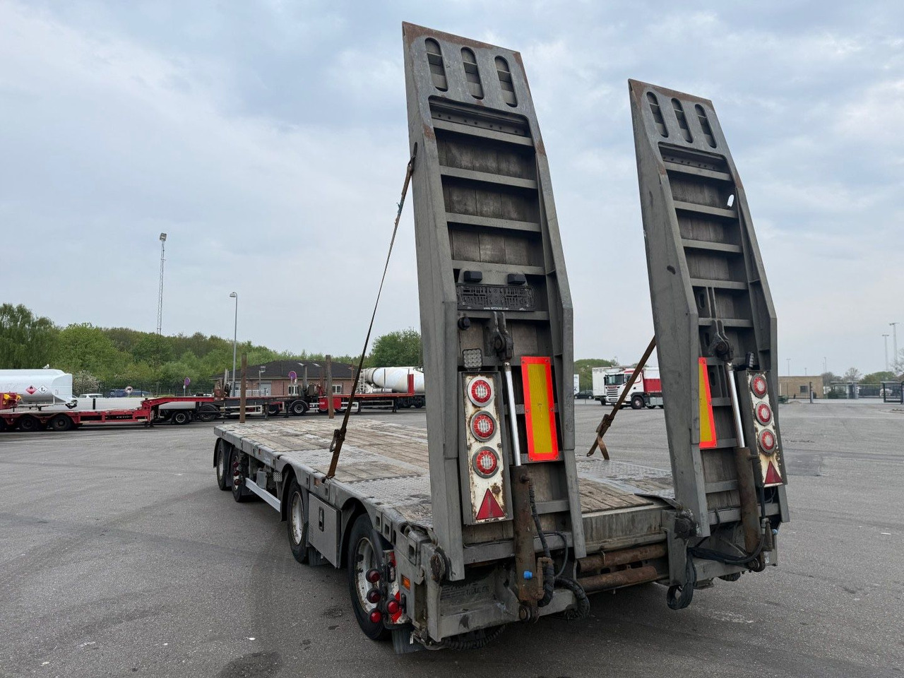 MTDK 4 Achsen 30 t. Maschinen Hydr. rampen - Trailer low bed: gambar 4 MTDK 4 Achsen 30 t. Maschinen Hydr. rampen - Trailer low bed: gambar 4
