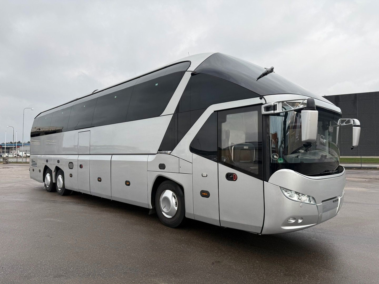 Neoplan Starliner N 5218 Euro 6 - Bus pariwisata: gambar 2 Neoplan Starliner N 5218 Euro 6 - Bus pariwisata: gambar 2