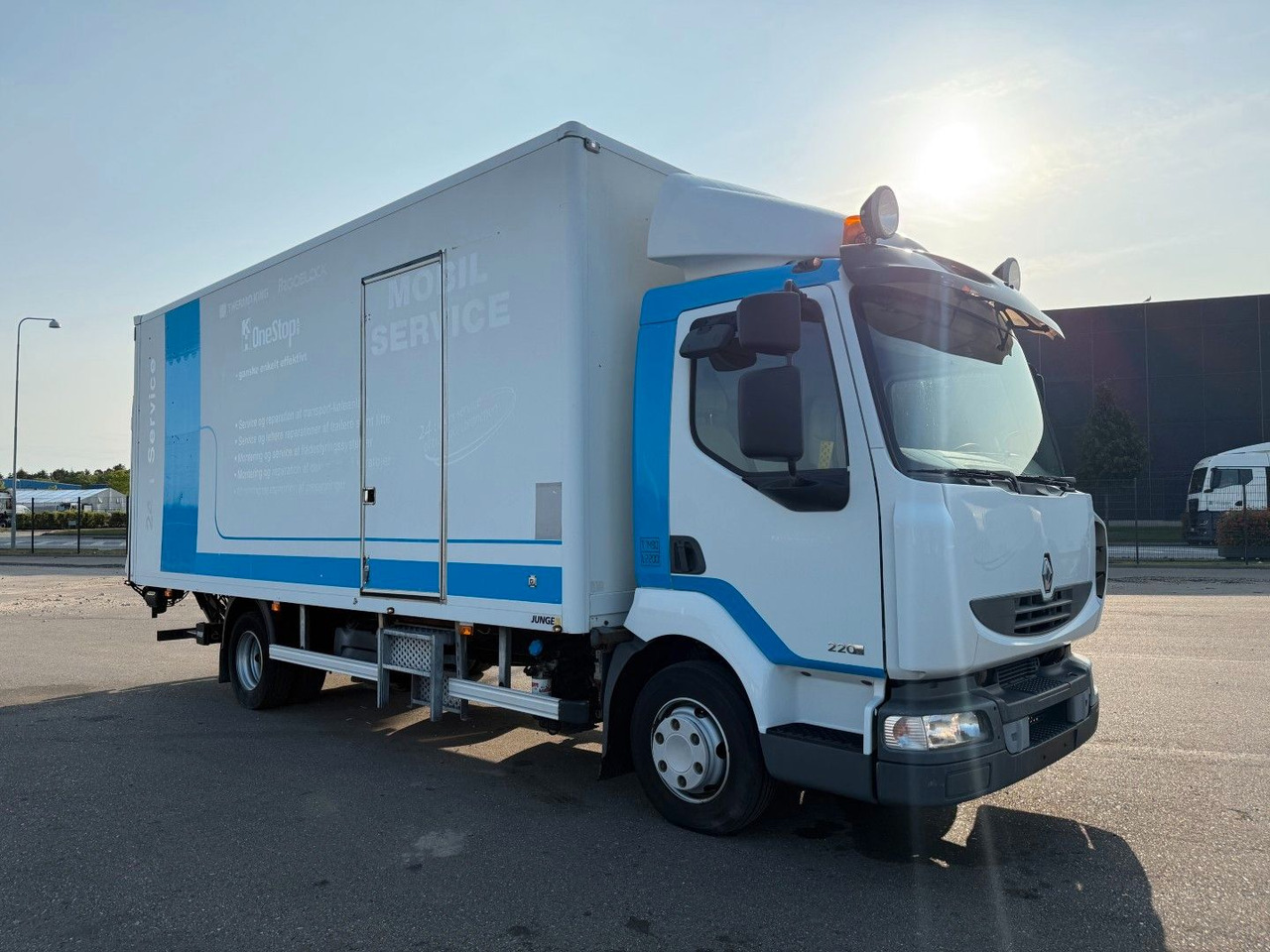 Renault Midlum 220 DXI 4x2 6.0 Box / Koffer - Truk box: gambar 2 Renault Midlum 220 DXI 4x2 6.0 Box / Koffer - Truk box: gambar 2