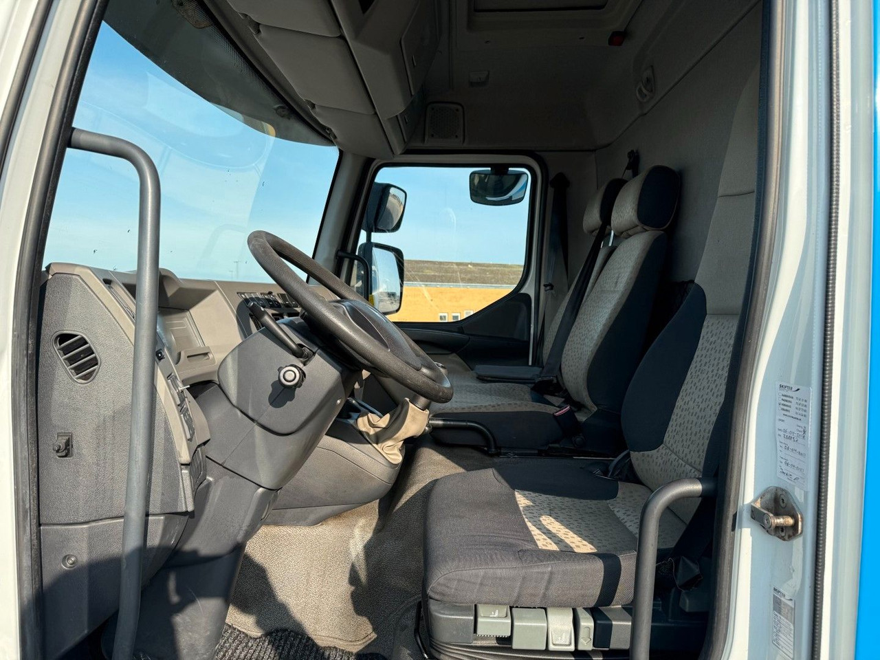 Renault Midlum 220 DXI 4x2 6.0 Box / Koffer - Truk box: gambar 5 Renault Midlum 220 DXI 4x2 6.0 Box / Koffer - Truk box: gambar 5