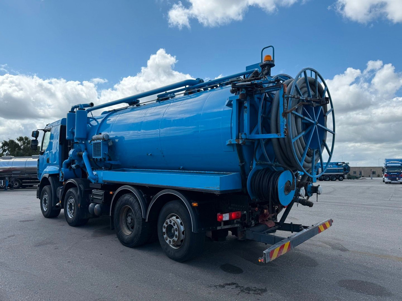 Renault Premium Lander 430.32 8x2*6 Simon Moos 18.100 L - Truk vakum: gambar 4 Renault Premium Lander 430.32 8x2*6 Simon Moos 18.100 L - Truk vakum: gambar 4